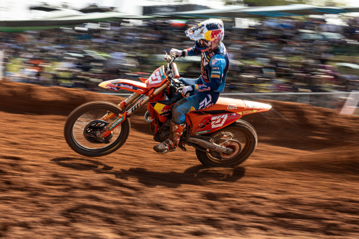 Drama for Kay de Wolf as Simon Längenfelder Crowned MX2 World