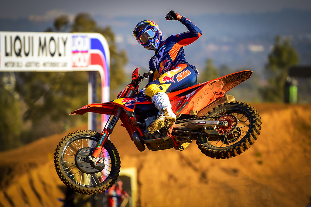 JOY IN JOHANNESBURG FOR LUCAS COENEN AND FARRES AT THE MXGP OF SOUTH AFRICA!
