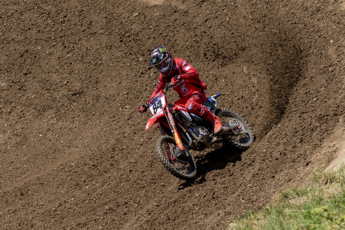 Jeffrey Herlings Dominates Opening Moto in Loket, Takes Over World Championship Lead