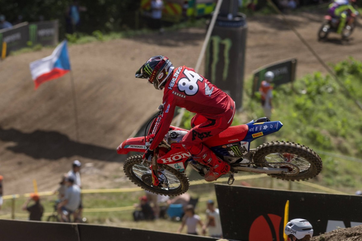 Qualification victory leaves Herlings one point behind championship leader