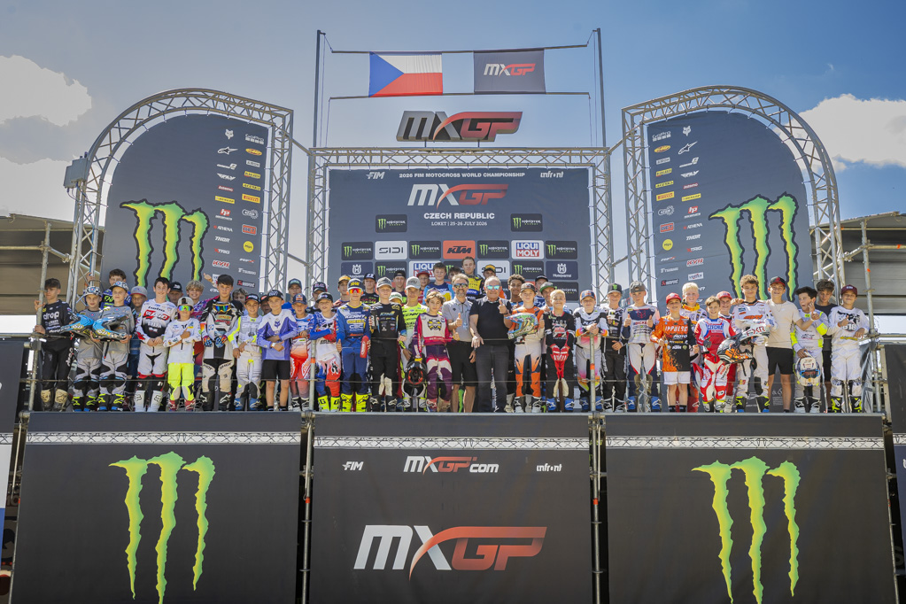 EMX65 AND EMX85 RIDERS GATHER FOR TRADITIONAL FAMILY PHOTO IN LOKET