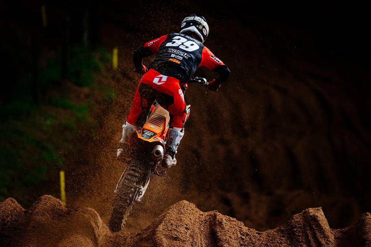 Van de Moosdijk wins first moto in Drehna