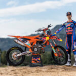 732873_01_Red Bull KTM_MXGP_Adamo_Team Shoot_2026 _13_Photo_Red Bull KTM Factory Racing AT